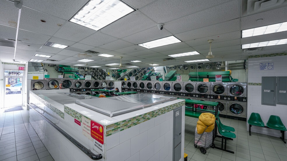 318 Knickerbocker Ave, Brooklyn, NY for sale - Building Photo - Image 2 of 9