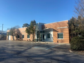 5375 Henneman Dr, Norfolk, VA à louer Photo du bâtiment- Image 1 de 14