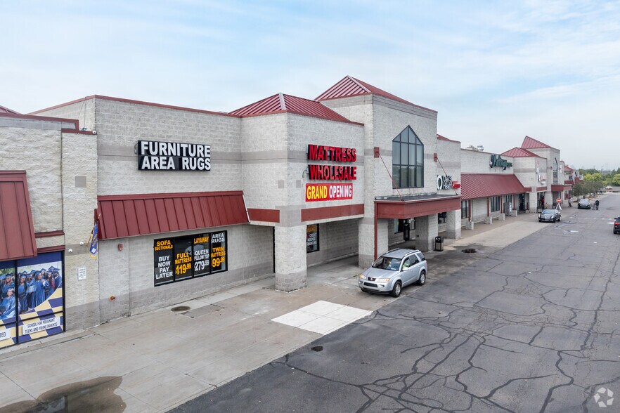 11250 E Jefferson Ave, Detroit, MI à louer - Photo du bâtiment - Image 3 de 7