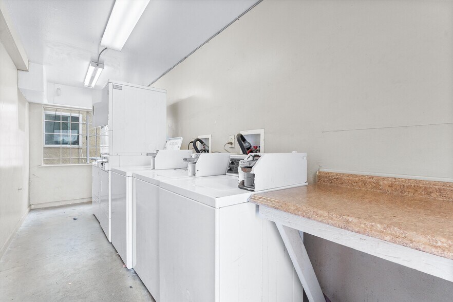 935 W Bishop St, Santa Ana, CA à vendre - Photo du bâtiment - Image 3 de 11