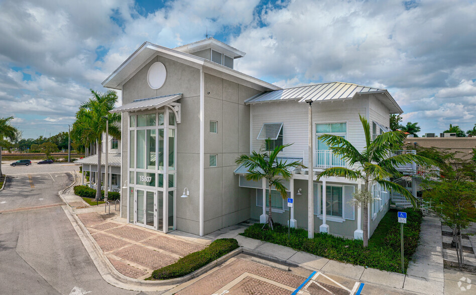 15801 Biscayne Blvd, North Miami Beach, FL for lease - Building Photo - Image 1 of 15