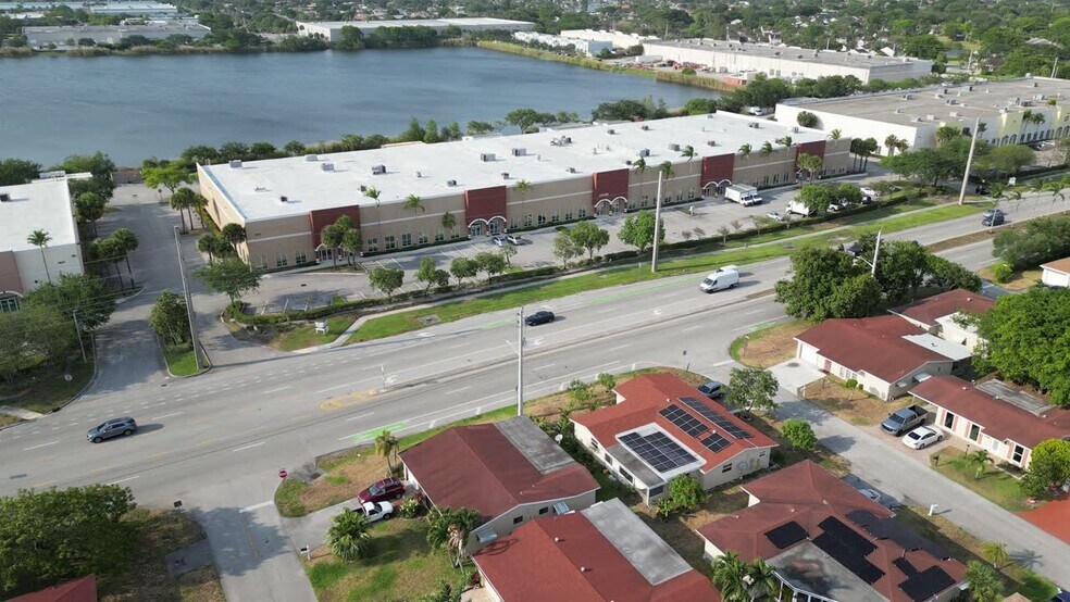 1501 Green Rd, Deerfield Beach, FL à louer - Vidéo sur l’inscription commerciale - Image 2 de 12