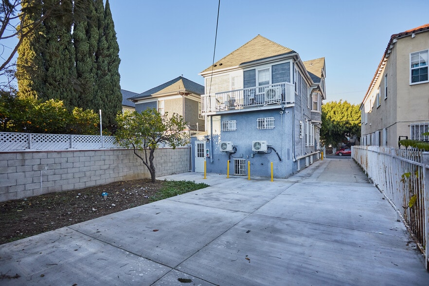 1840 W 11th Pl, Los Angeles, CA for sale - Building Photo - Image 2 of 22