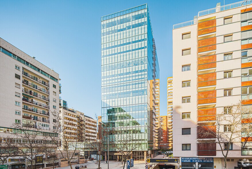 Calle de Rosario Pino, 14-16, Madrid, Madrid à louer - Photo du bâtiment - Image 2 de 2