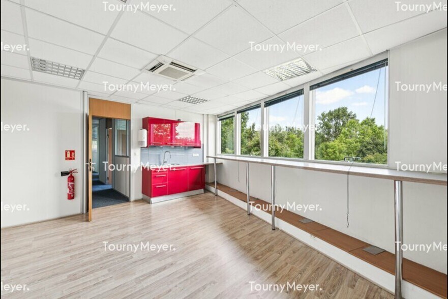 2-4 Rue Maryse Hilsz, Toulouse for lease - Interior Photo - Image 3 of 12