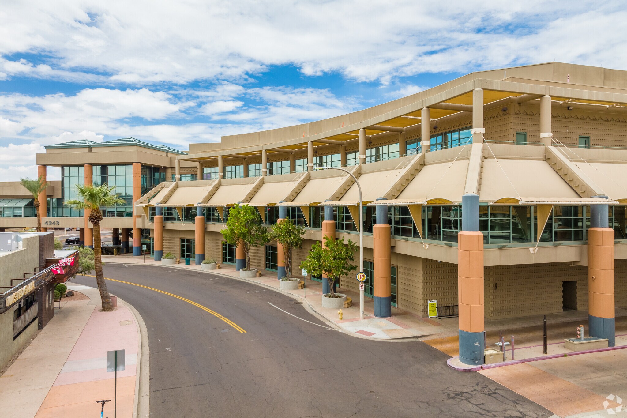 4343 N Scottsdale Rd, Scottsdale, AZ à louer Photo principale- Image 1 de 7