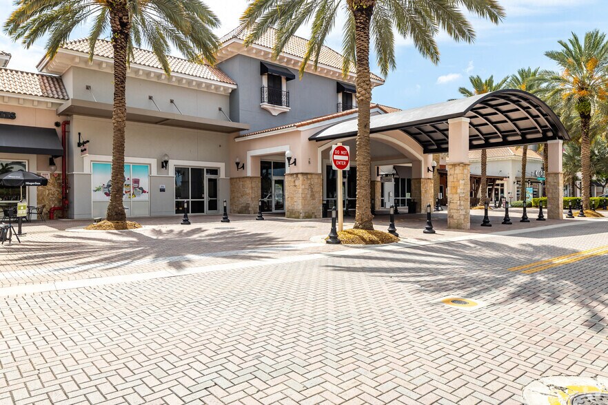 8330-8505 Mills Dr, Miami, FL à louer - Photo du bâtiment - Image 2 de 24