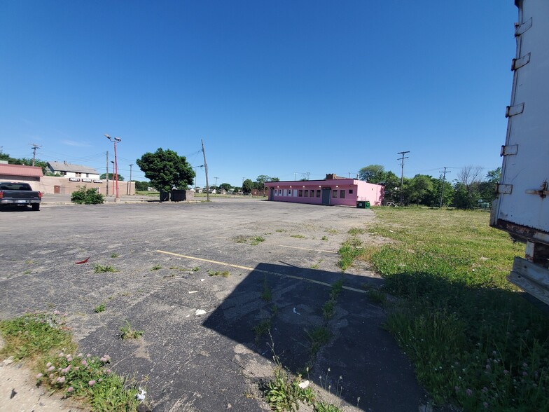 2251 W Davison Ave, Detroit, MI for lease - Building Photo - Image 3 of 4