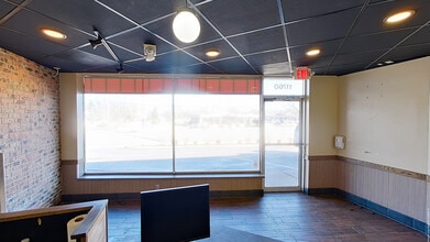 11750-11760 Manchester Rd, Saint Louis, MO for lease Interior Photo- Image 2 of 5