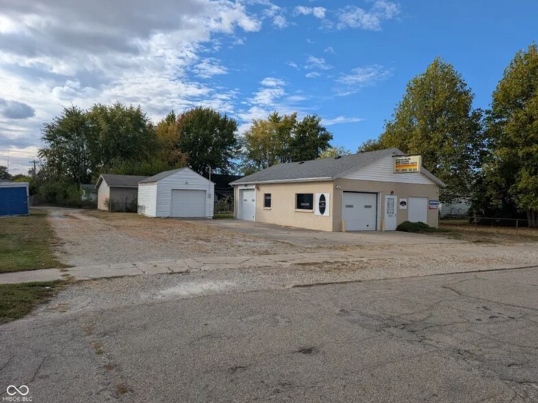 2237 Crystal St, Anderson, IN à vendre - Photo du bâtiment - Image 2 de 9