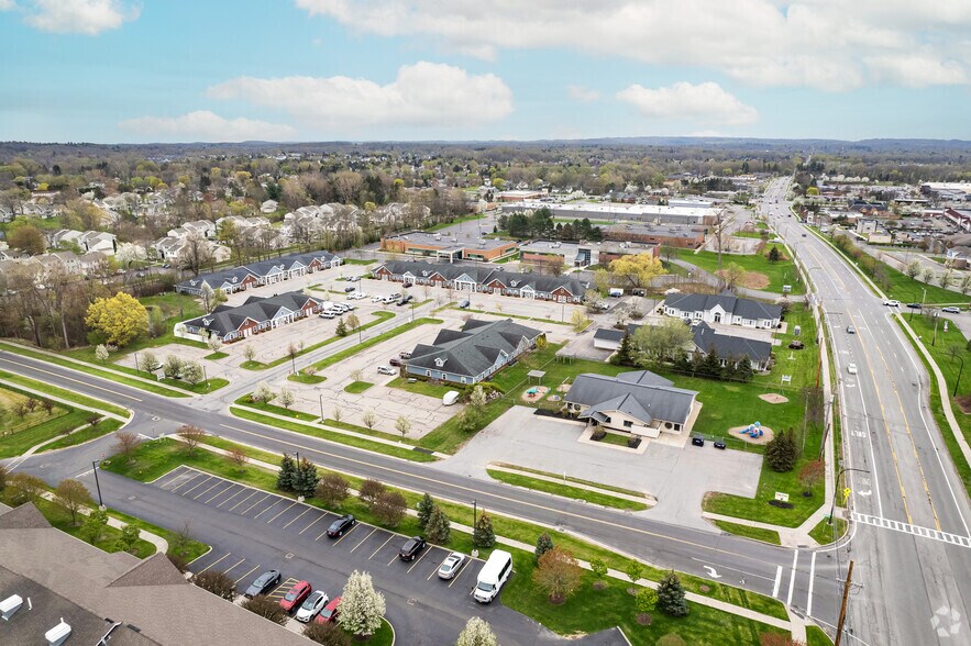 421-481 PENBROOKE Dr, Penfield, NY à louer - Photo du bâtiment - Image 3 de 4