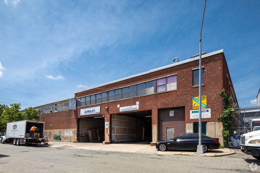 49-29 30th Pl, Long Island City, NY à louer - Photo du bâtiment - Image 2 de 4
