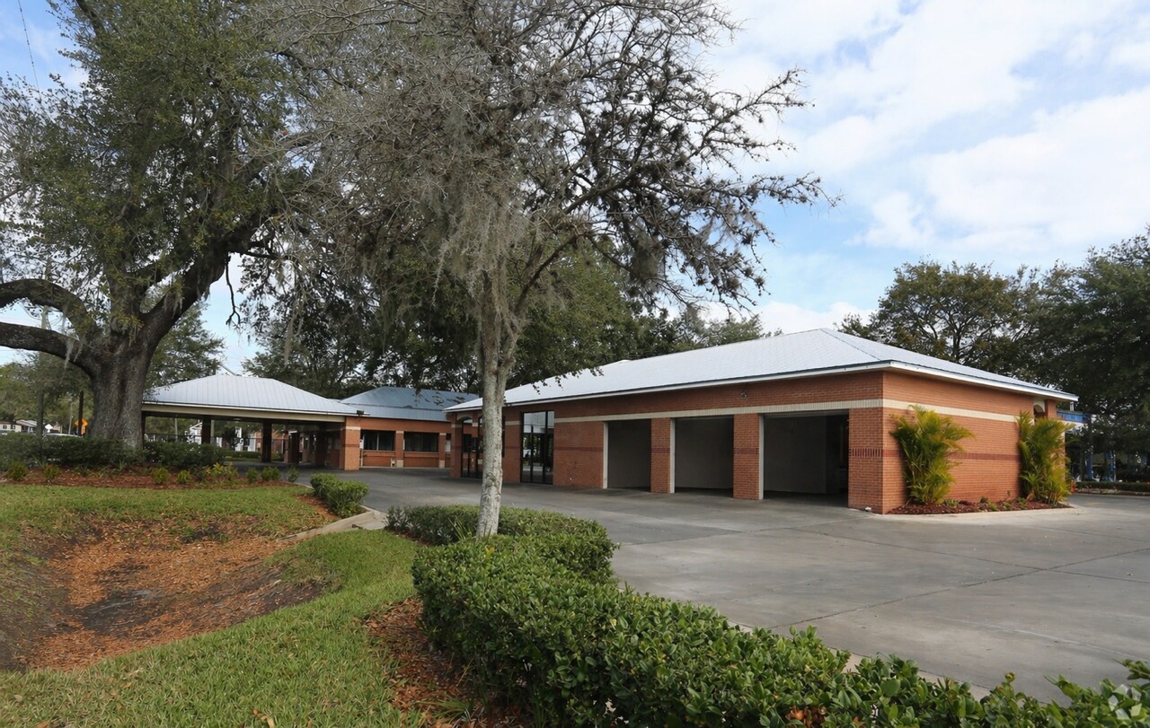 328 W Brandon Blvd, Brandon, FL à louer Photo du bâtiment- Image 1 de 11