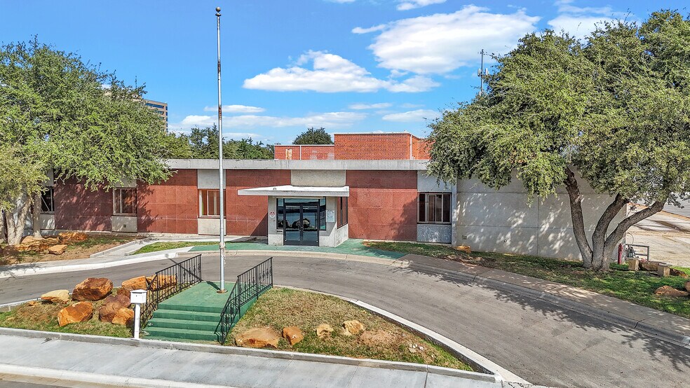 201 E Illinois Ave, Midland, TX à vendre - Photo du bâtiment - Image 2 de 53