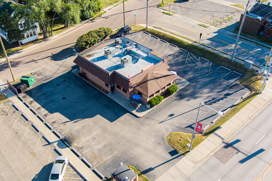 215 W Lincoln Hwy, Dekalb, IL à louer - Photo du bâtiment - Image 1 de 3