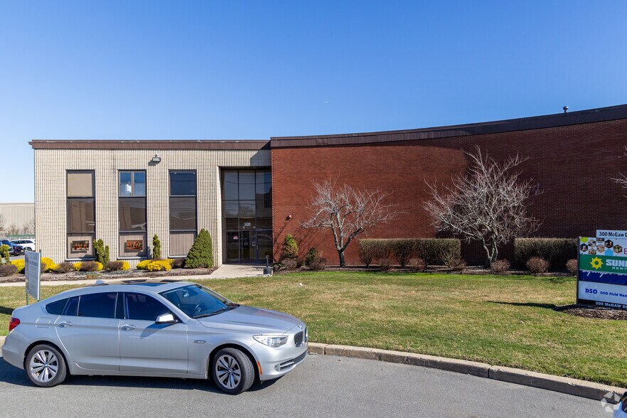 300 McGaw Dr, Edison, NJ à vendre - Photo du bâtiment - Image 2 de 6