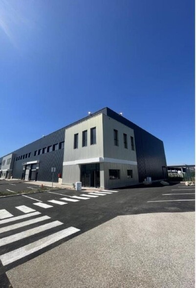 Flex in Saint-Bonnet-de-Mure for lease - Building Photo - Image 3 of 28