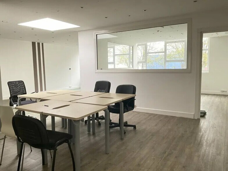 Office in Saint-Thibault-des-Vignes for lease - Interior Photo - Image 2 of 3