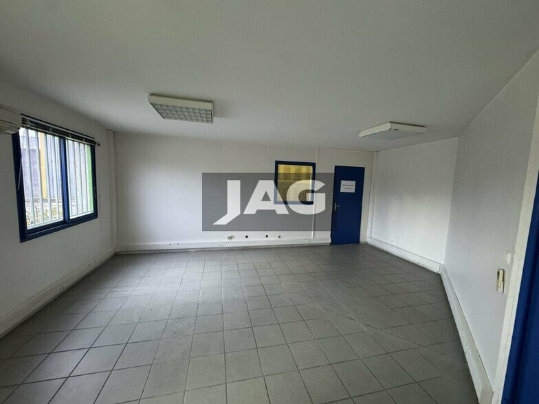 Flex in Pusignan for sale - Interior Photo - Image 3 of 10