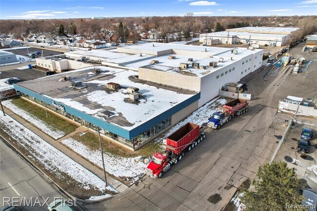 Plus de détails pour 8655 E 8 Mile Rd, Warren, MI - Industriel à vendre