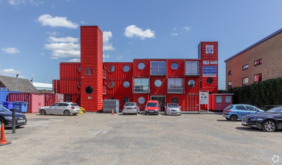 Leaside Business Centre portfolio of 3 properties for sale on LoopNet.ca - Building Photo - Image 3 of 10