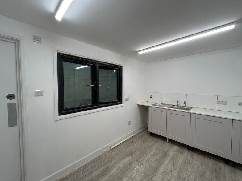 5-8 Handlemaker Rd, Frome for lease - Building Photo - Image 3 of 6