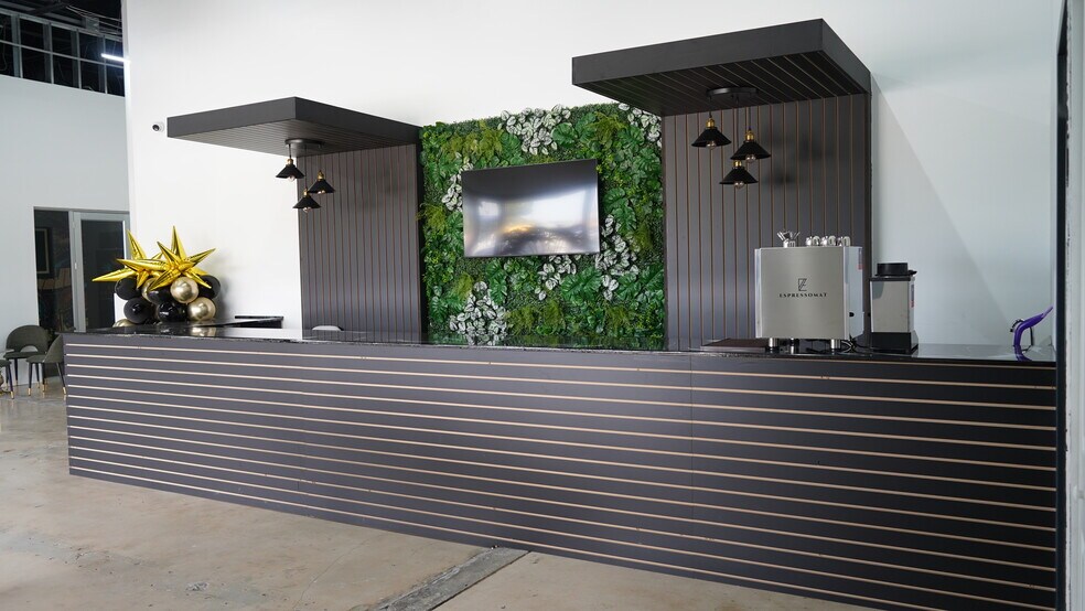 7445 W 4th Ave, Hialeah, FL à vendre - Photo du bâtiment - Image 3 de 14