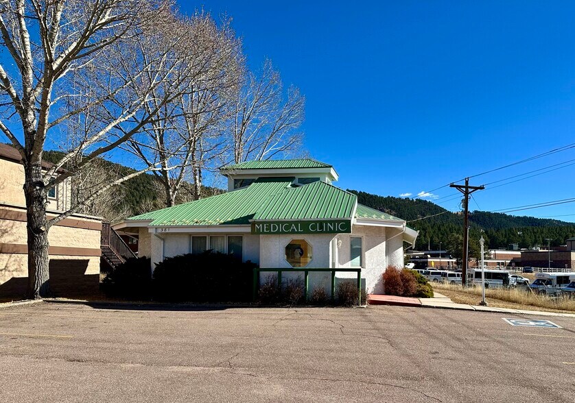 381 Rampart Range Rd, Woodland Park, CO à louer - Photo du bâtiment - Image 2 de 6