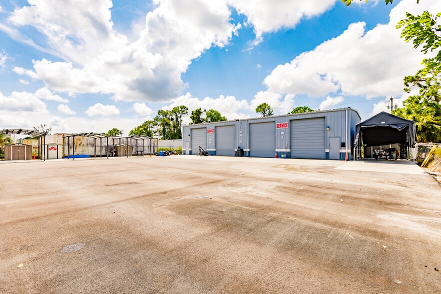 2290 Bruner Ln, Fort Myers, FL for sale - Building Photo - Image 3 of 4