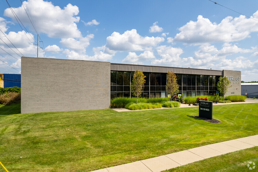 600 W Maple Rd, Troy, MI à louer - Photo du bâtiment - Image 1 de 5