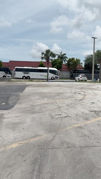 2051 Griffin Rd, Fort Lauderdale, FL à louer - Vidéo sur l’inscription commerciale - Image 3 de 18