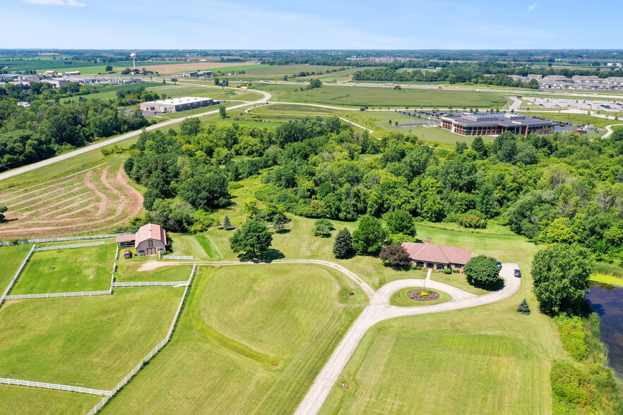 2108 Lawrence Dr, De Pere, WI à vendre - Photo du bâtiment - Image 1 de 1