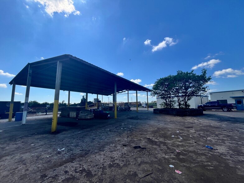 513 Moffet Rd, Clute, TX à vendre - Photo du bâtiment - Image 3 de 8