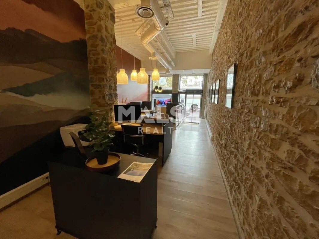 Retail in Lyon for lease Interior Photo- Image 1 of 6