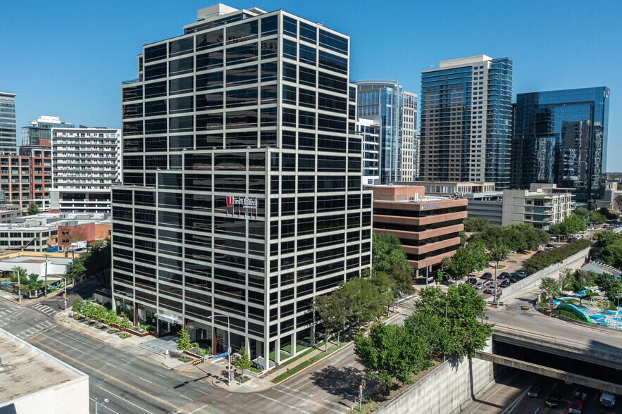 1845 Woodall Rodgers Fwy, Dallas, TX à louer - Photo du bâtiment - Image 1 de 8