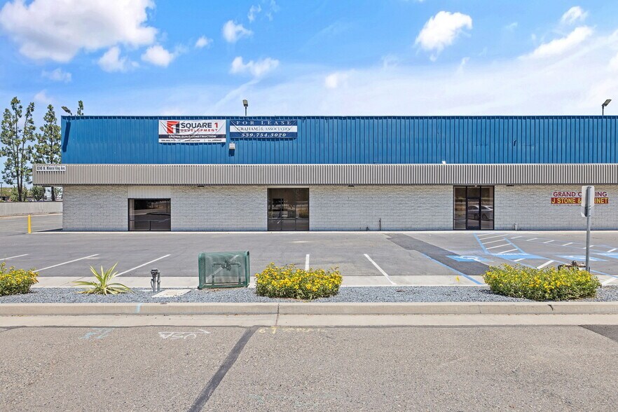 8246 W Mineral King Ave, Visalia, CA à louer - Photo du bâtiment - Image 2 de 13