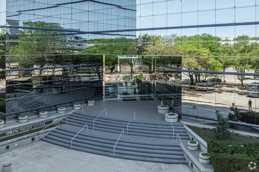5220 Spring Valley Rd, Dallas, TX à louer - Photo du bâtiment - Image 3 de 14