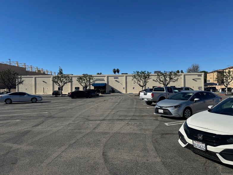 11155-11165 Sepulveda Blvd, Mission Hills, CA à vendre - Photo principale - Image 1 de 10