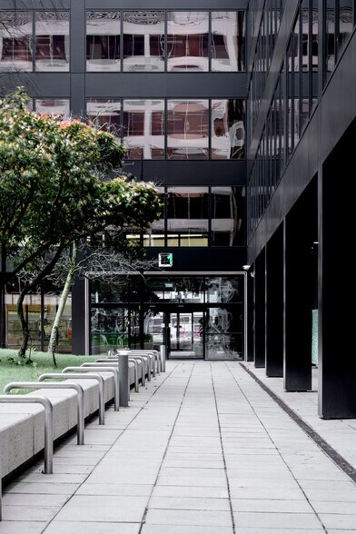 1 Newbridge Sq, Swindon à louer - Photo du bâtiment - Image 2 de 2