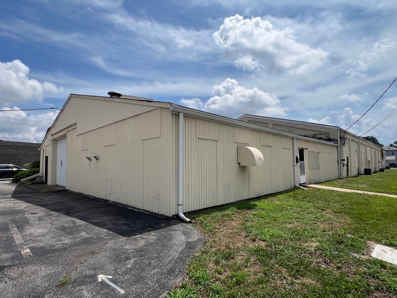 120-136 Iowa Ave, Belleville, IL for lease - Building Photo - Image 2 of 3