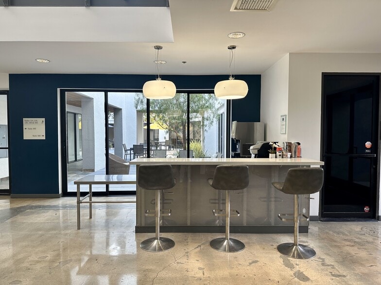 31416 Agoura Rd, Westlake Village, CA for lease - Lobby - Image 2 of 11