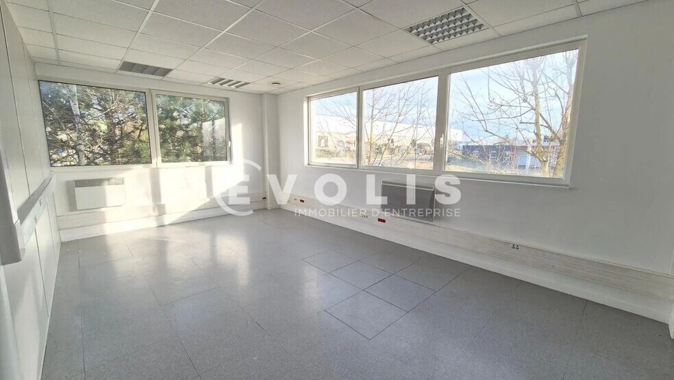 Office in Mareuil-lès-Meaux for lease - Interior Photo - Image 2 of 15