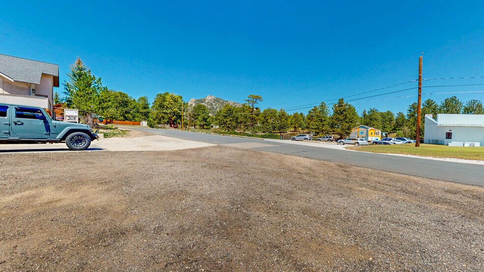 1220 Acacia Dr, Estes Park, CO à vendre - Photo du bâtiment - Image 2 de 56