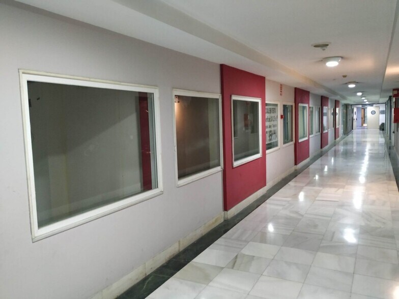 Retail in Granada for sale - Interior Photo - Image 2 of 15
