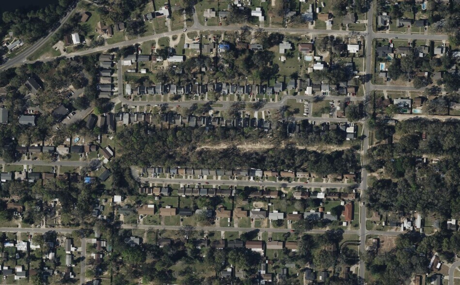 1325 69th Ave, Pensacola, FL à vendre - Photo du bâtiment - Image 2 de 6