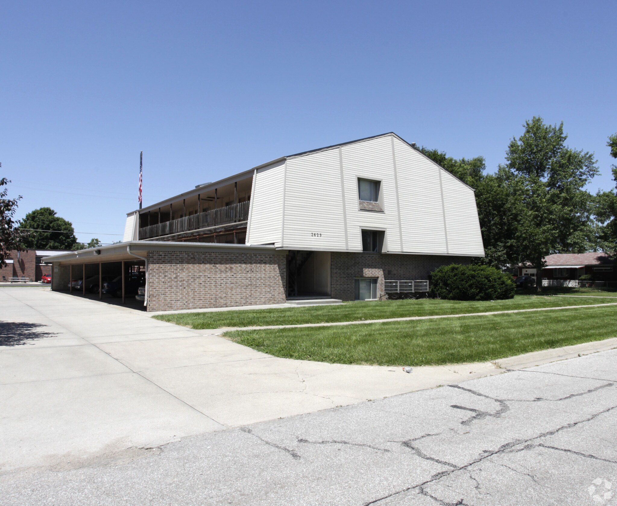 352–370 E. 60th Street portfolio of 2 properties for sale on LoopNet.ca Primary Photo- Image 1 of 4