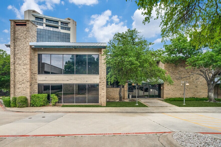 15443 Knoll Trail Dr, Dallas, TX à louer - Photo du bâtiment - Image 2 de 10