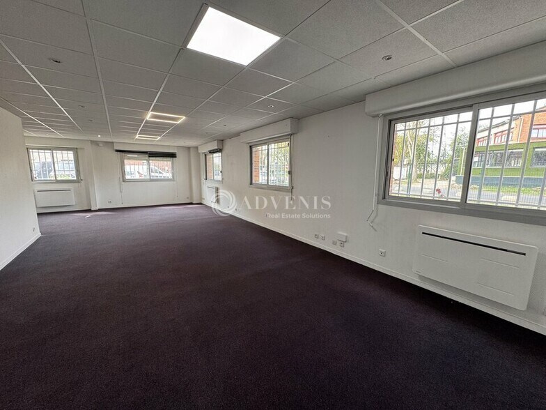 Office in Lisses for lease - Interior Photo - Image 3 of 4