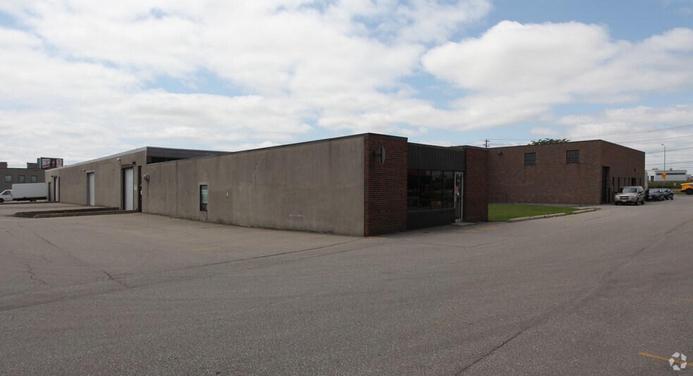 185 Carlingview Dr, Toronto, ON à louer - Photo du bâtiment - Image 3 de 3