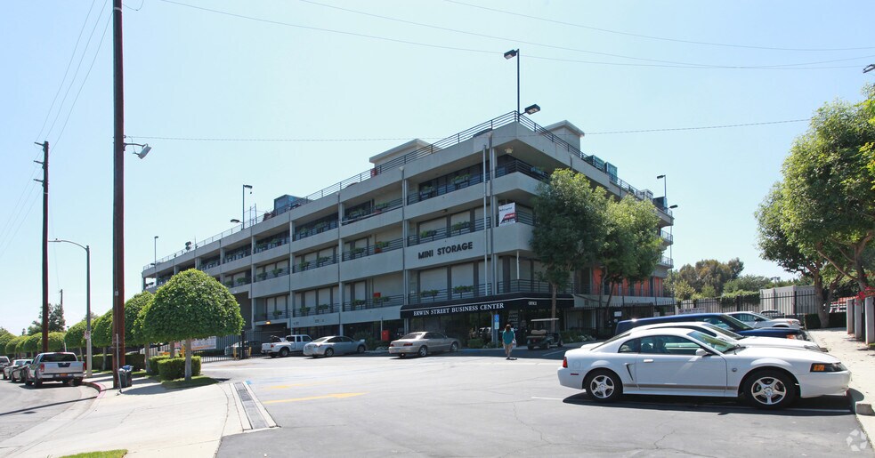 15500 Erwin St, Van Nuys, CA à louer - Photo du bâtiment - Image 2 de 4